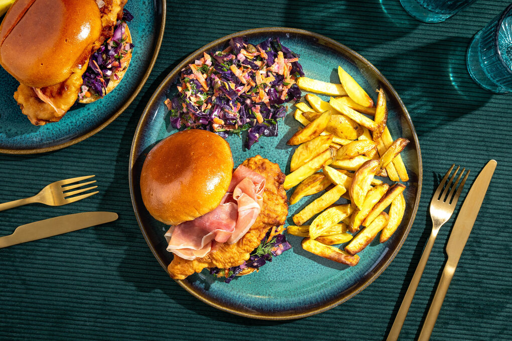 Bio-Hähnchen-Burger mit Serranoschinken dazu Rotkohlsalat mit Kapern und Ofenpommes