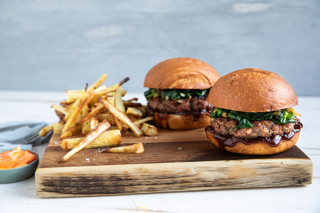 Salsiccia-Hackfleisch-Burger mit Spinat und gebackenen Pastinaken