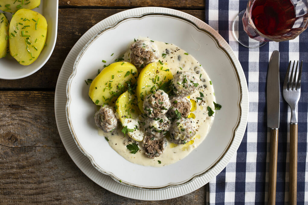 Königsberger Klopse mit Rindfleischbällchen milchfrei mit Salzkartoffeln und Schnittlauch