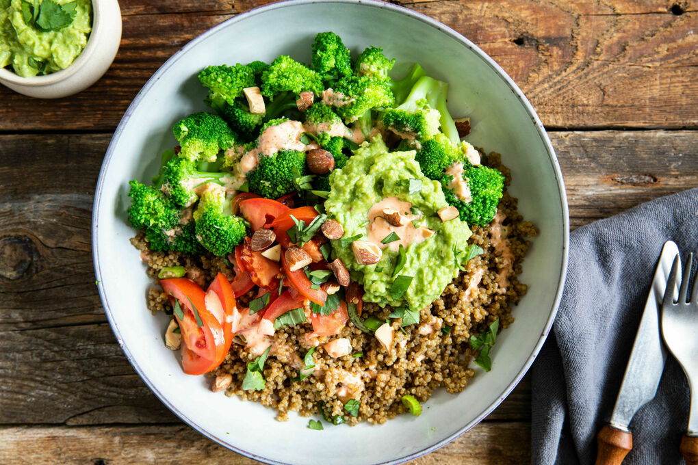 Brokkoli-Quinoa-Salat mit Hähnchenstreifen mit Sriracha-Dip und Rauchmandeln