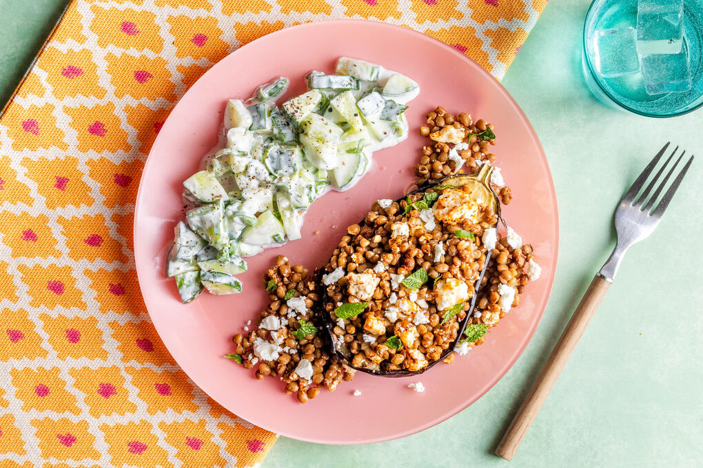 Aubergine mit Linsen-Feta-Füllung serviert mit Feta-Gurken-Salat