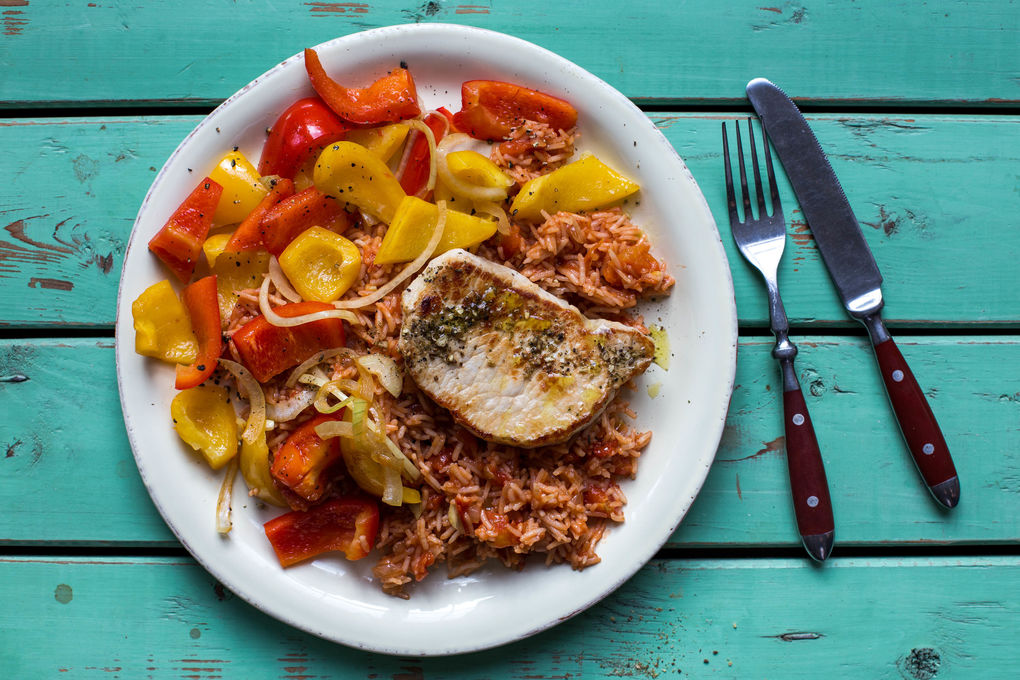 Saftige Schweinerückensteaks mit Djuvec-Reis und buntem Paprikagemüse