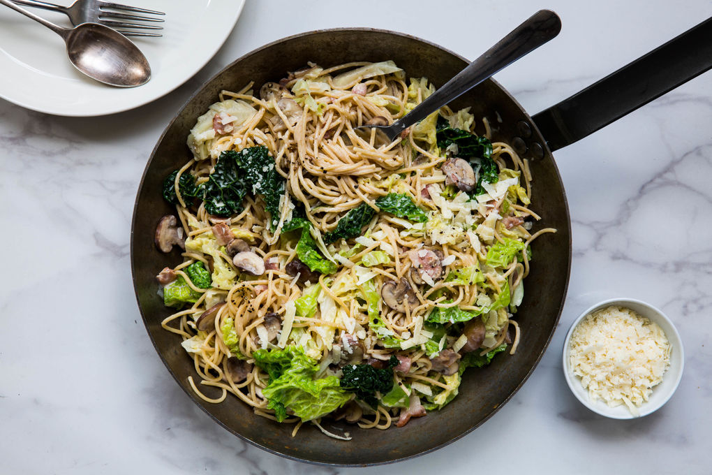 Bacon-Schwarzkohl-Carbonara mit Champignons und Crème fraîche