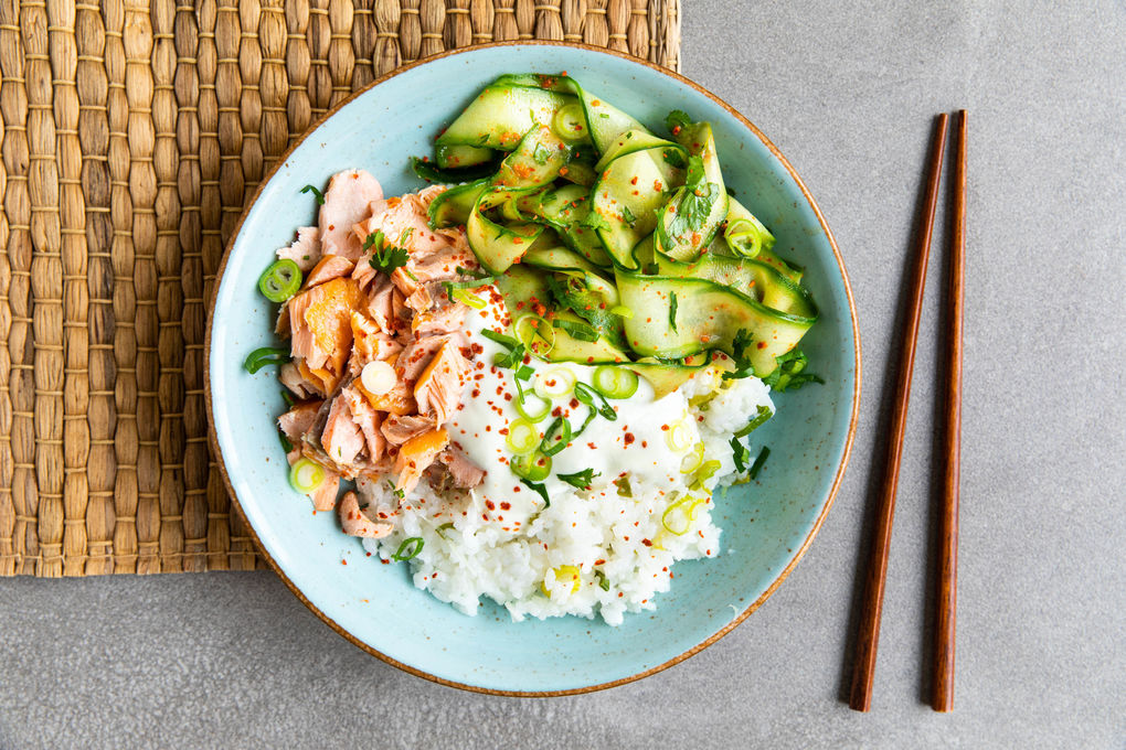 Räucherlachs an Wasabi-Joghurt-Dip auf Sushireis mit Gurken-Limetten-Salat