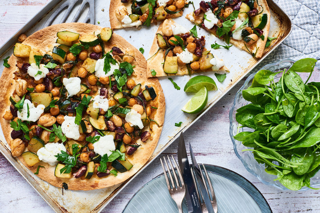 Tostadas mit Ziegenfrischkäse und Bohnen-Zucchini-Gemüse
