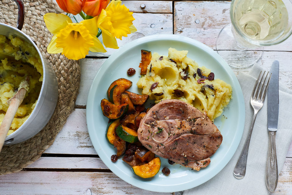 Zartes Lamm mit Caponatagemüse und Oliven-Kartoffel-Püree