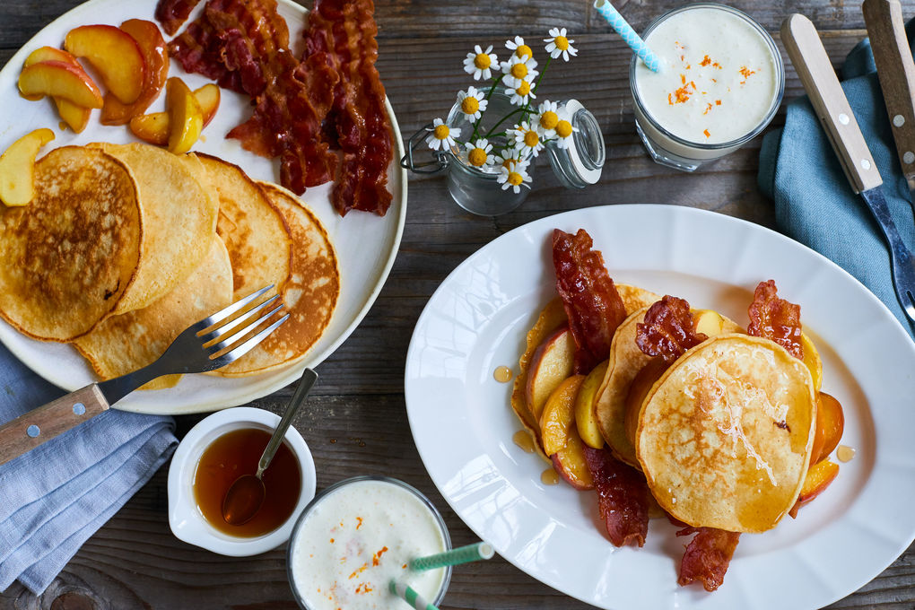 Buttermilk-Pancakes mit Bacon, Apfelspalten und Orangen-Shake