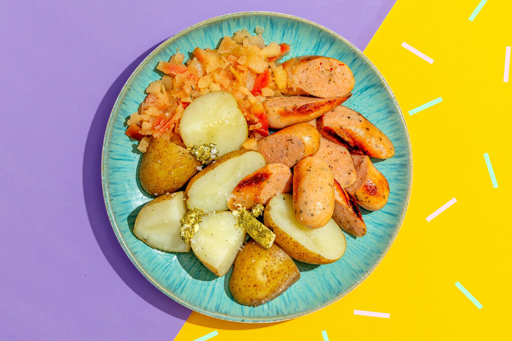 Geflügelwurst mit Pellkartoffeln dazu Apfelmus und Kräuterbutter
