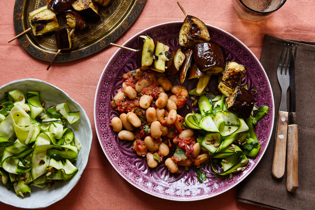 Saftige Auberginen-Spieße mit weißen Bohnen und Zucchini-Salat