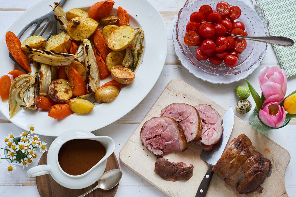 Geschmorte Lammschulter mit buntem Ofengemüse und Tomaten