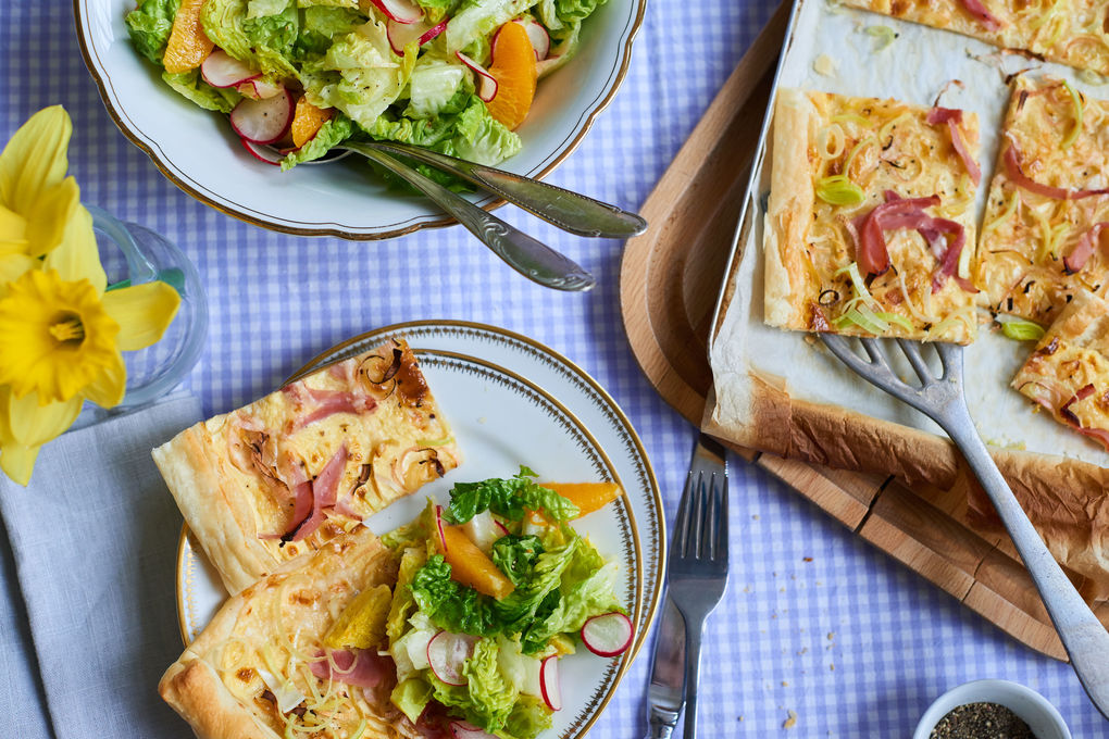 Marley Spoon's Flammkuchen mit Romana-Radieschen-Salat