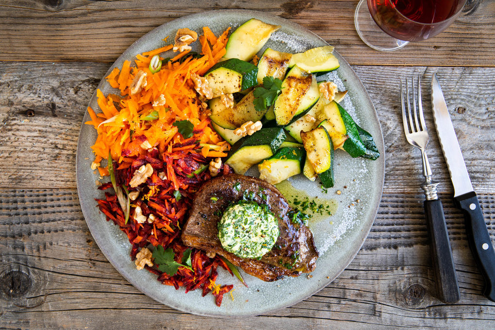 Bio-Steak mit 5-Gewürze-Mix & Korianderbutter dazu Zucchini und zweierlei Karottensalat