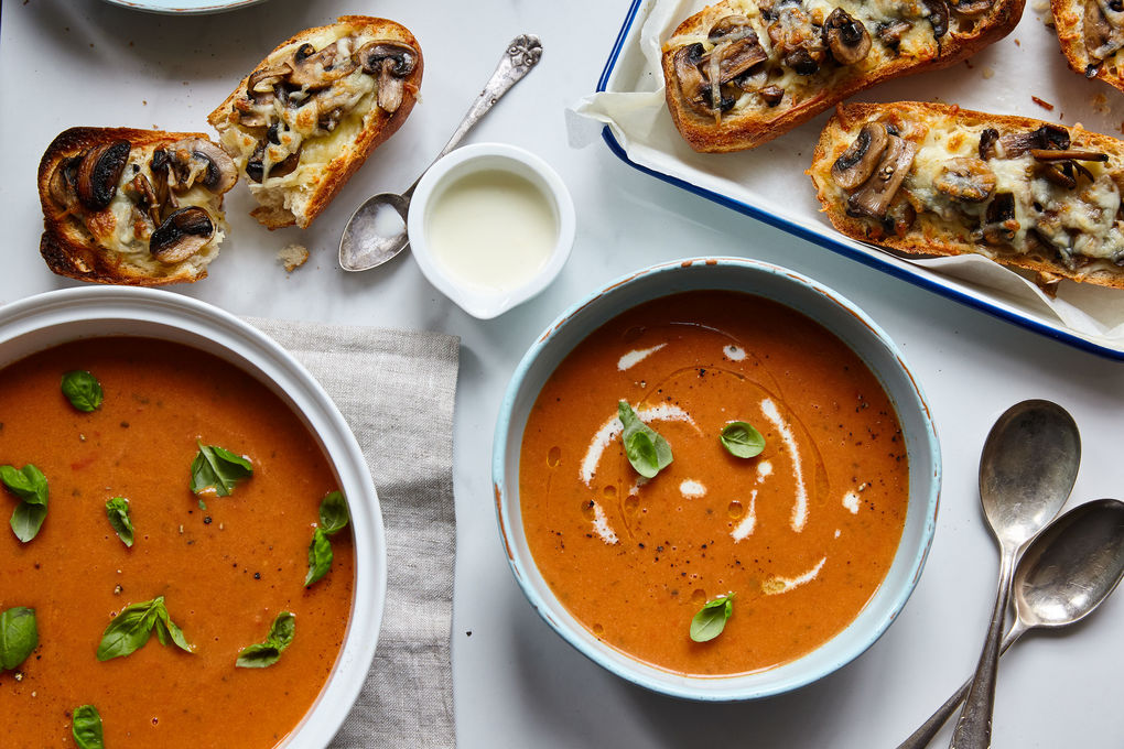 Cremige Tomatensuppe mit knusprigen Pilz-Käse-Baguettes