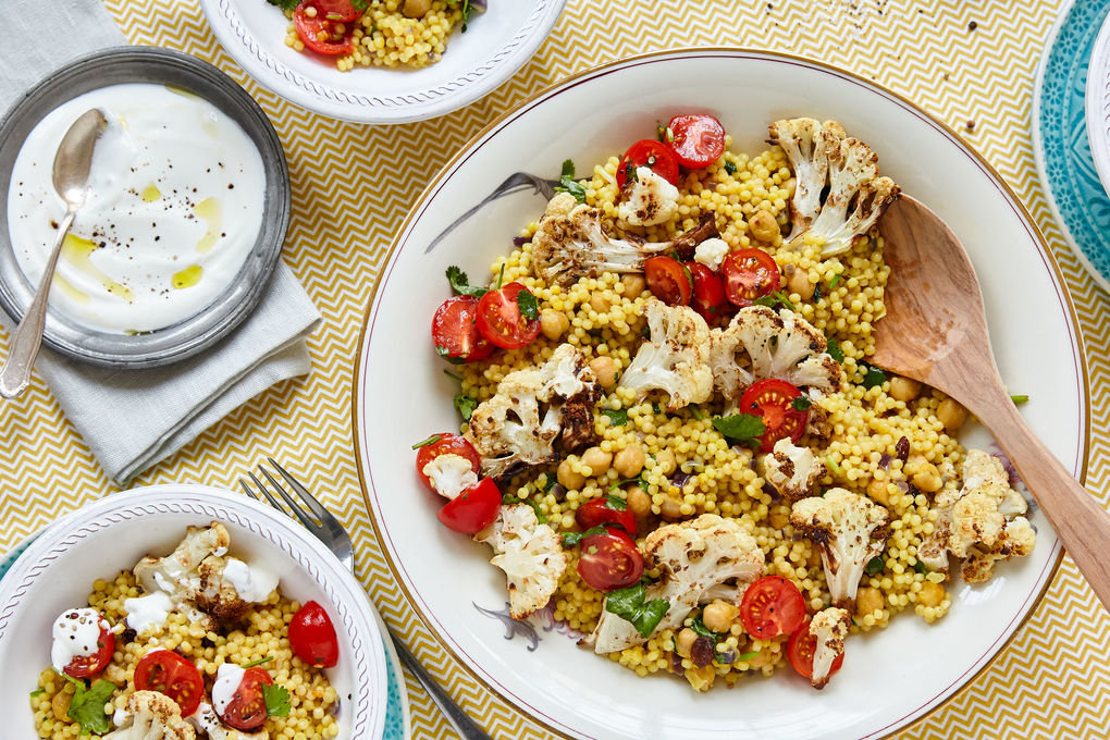 Israelischer Couscous mit geröstetem Blumenkohl und Joghurt