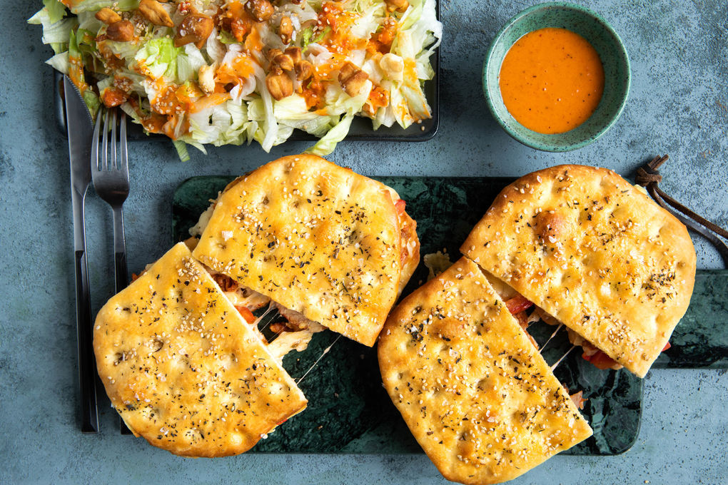 Focaccia mit Paprika-Kimchi und Käse dazu Salat mit Tomaten-Honig-Dressing