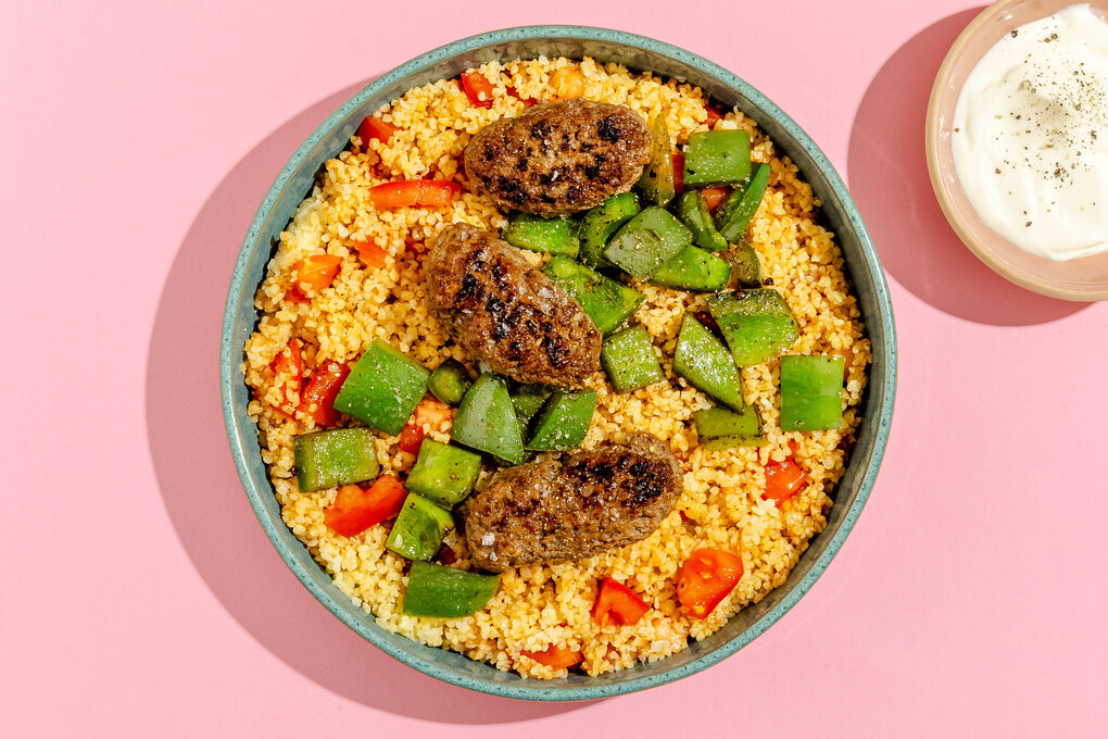 Würzige Rindfleisch-Köfte auf Tomaten-Bulgur mit grüner Paprika und Joghurtsauce