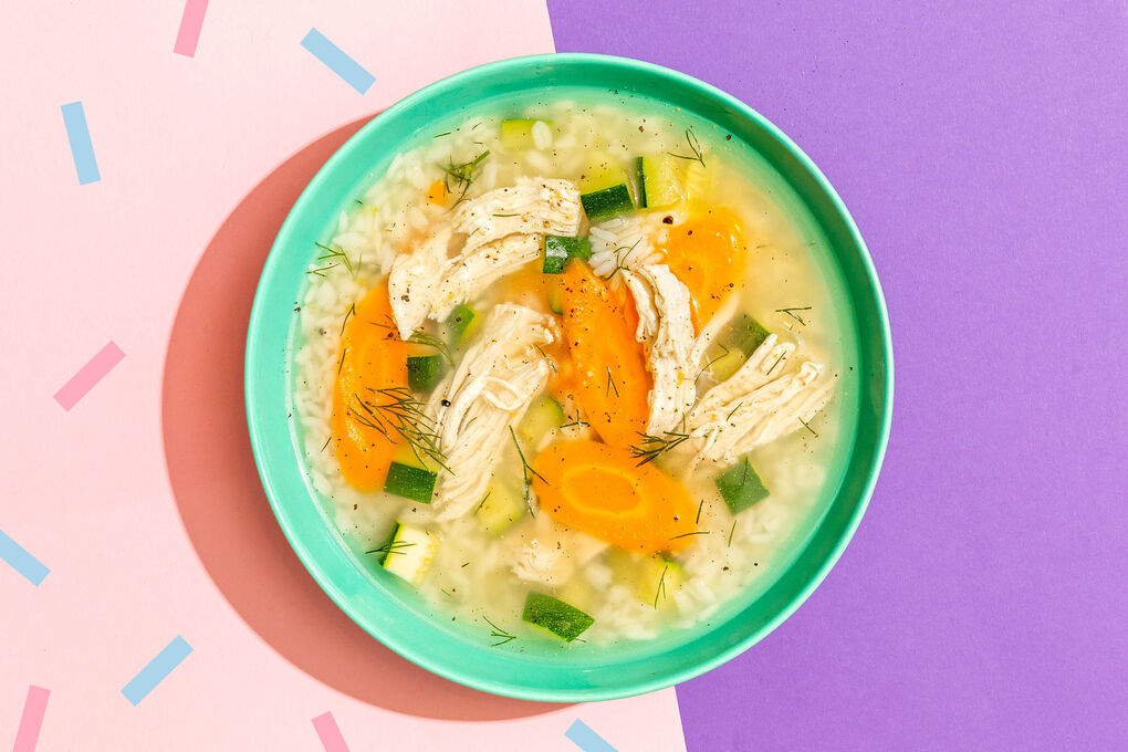 Hähnchen-Reis-Suppe mit Zucchini aromatisch mit Dill und Zitrone