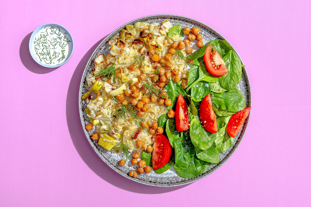 Kartoffel-Lauch-Puffer mit Spinatsalat dazu knusprige Kichererbsen