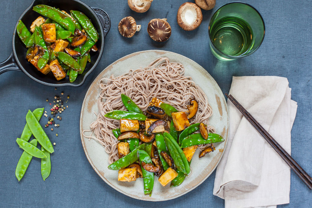 Tofu und Shiitake-Pilze in Austernsauce mit Soba-Nudeln