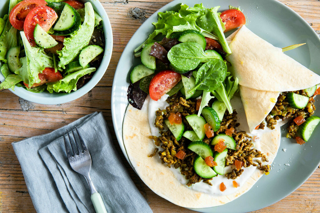 Fruchtige Rindfleisch-Wraps Bobotie-Style mit Mangojoghurt und Salat