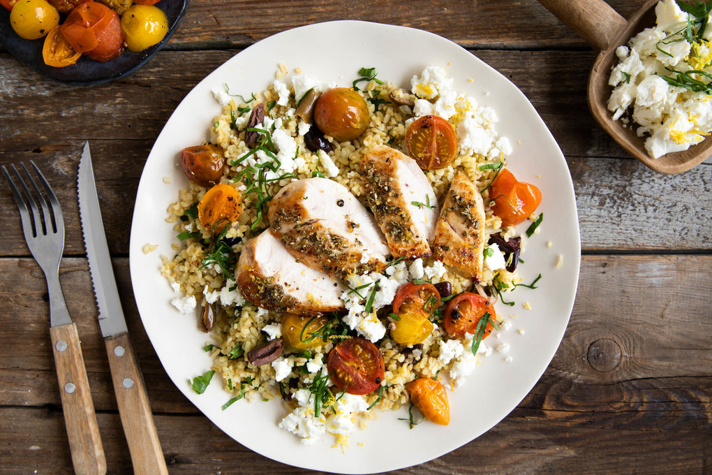 Mediterranes Hähnchen mit Oregano auf Tomaten-Bulgur mit Käse und Petersilie