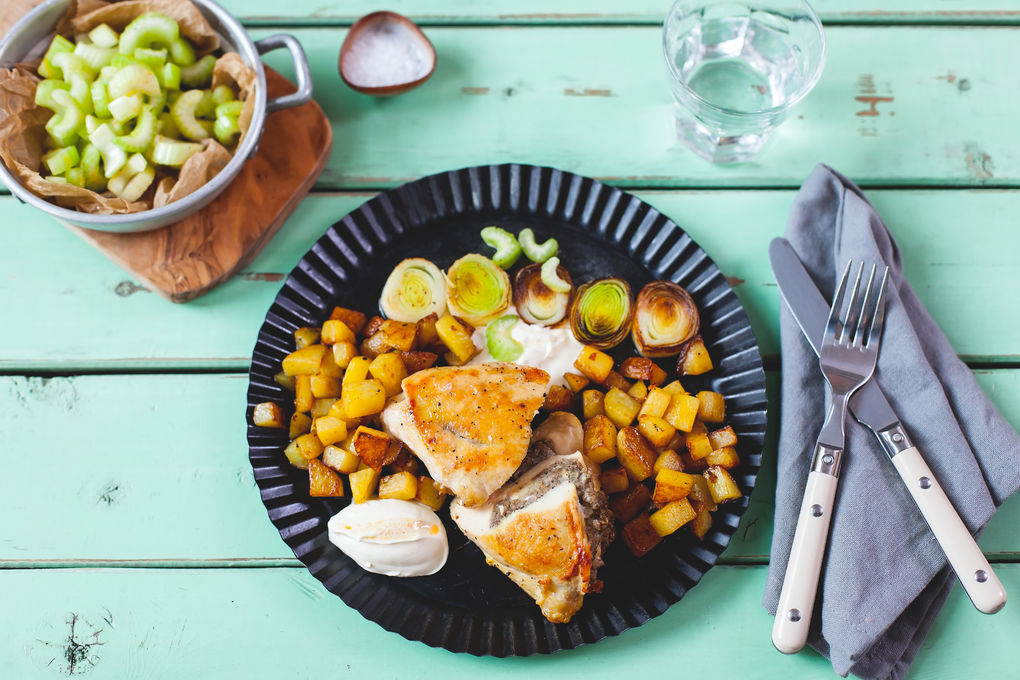 Hühnchen mit Champignonfüllung gebratenem Lauch und Kartoffelwürfel