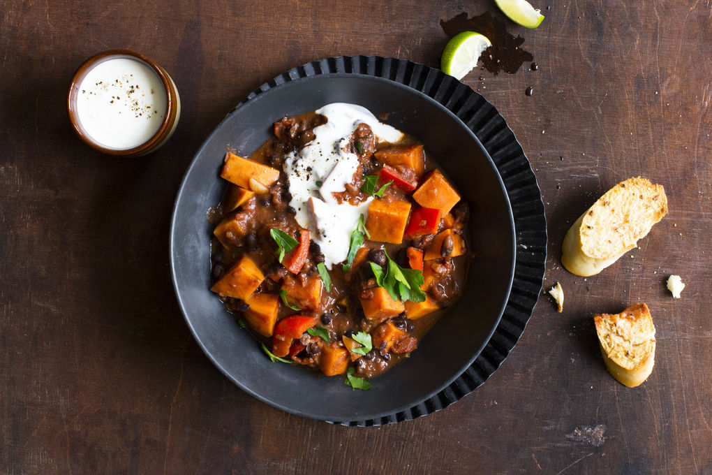 Süßkartoffel-Bohnen-Chili mit Joghurtdip und Baguette