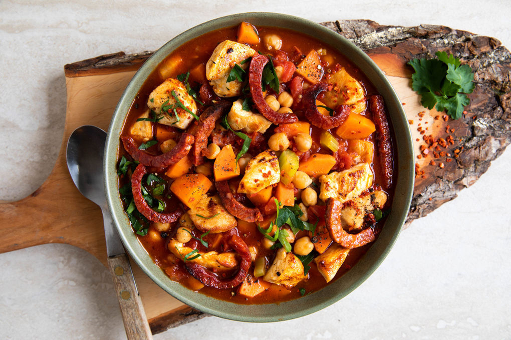 Deftiger Chorizo-Hähnchen-Eintopf mit Kichererbsen und Petersilie