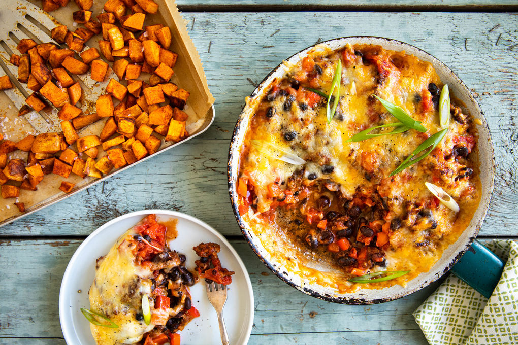 Mexikanische Hackfleisch-Bohnen-Pfanne mit Käse und rauchigen Süßkartoffeln