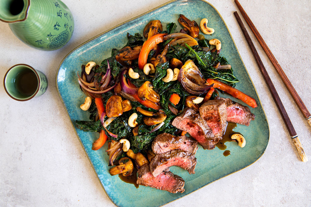 Würziges Asia-Rindersteak Low Carb an gebratenem Schwarzkohl-Pilz-Gemüse