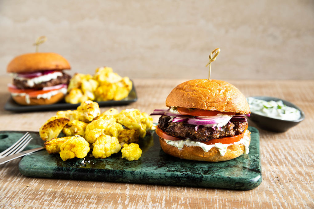 Burger mit Koriander-Gurken-Raita und gebackenem Blumenkohl indische Art