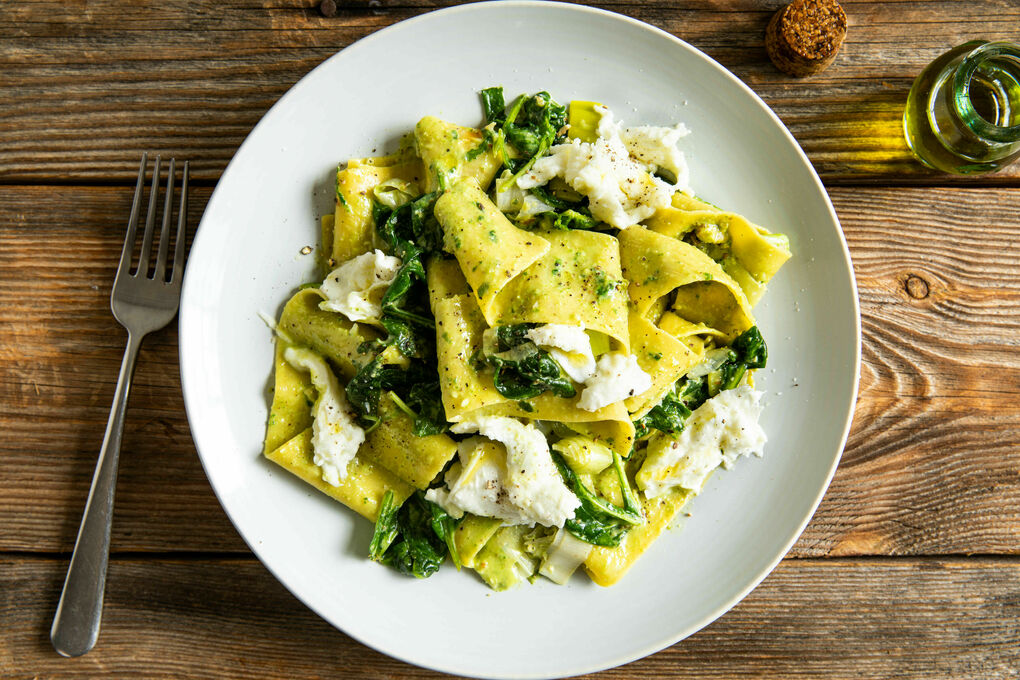 Handgeschnittene Pasta mit Mozzarella und Trüffel-Spinat-Pesto mit Walnuss