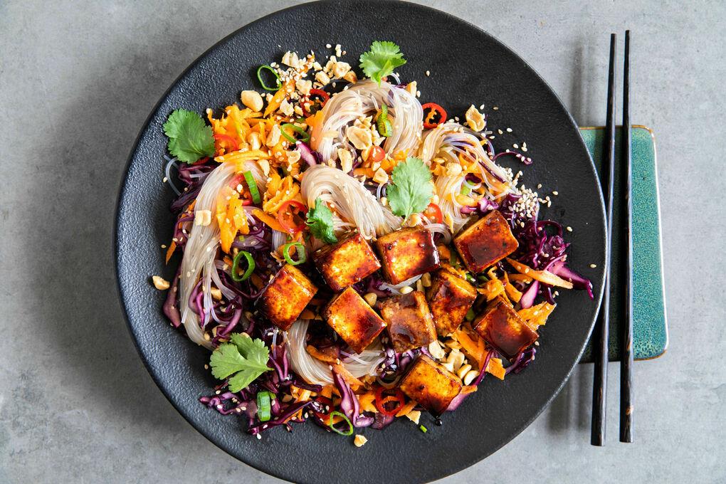 Glasnudelsalat mit Teriyaki-Tofu mit Rotkohl und Soja-Ingwer-Dressing