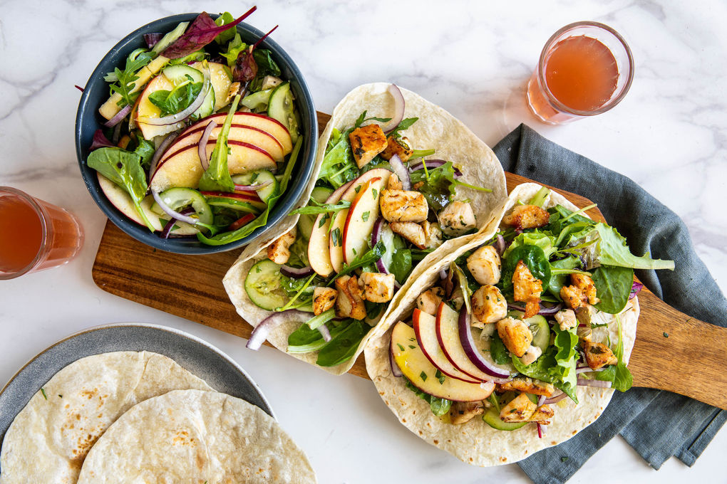 Feine Salatwraps mit Bio-Hähnchen mit Apfel und Estragon