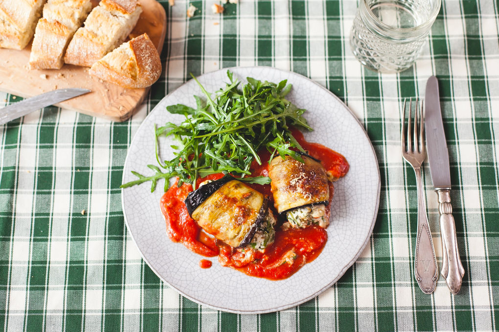 Auberginen-Cannelloni mit Ricotta-Basilikum-Füllung und Baguett
