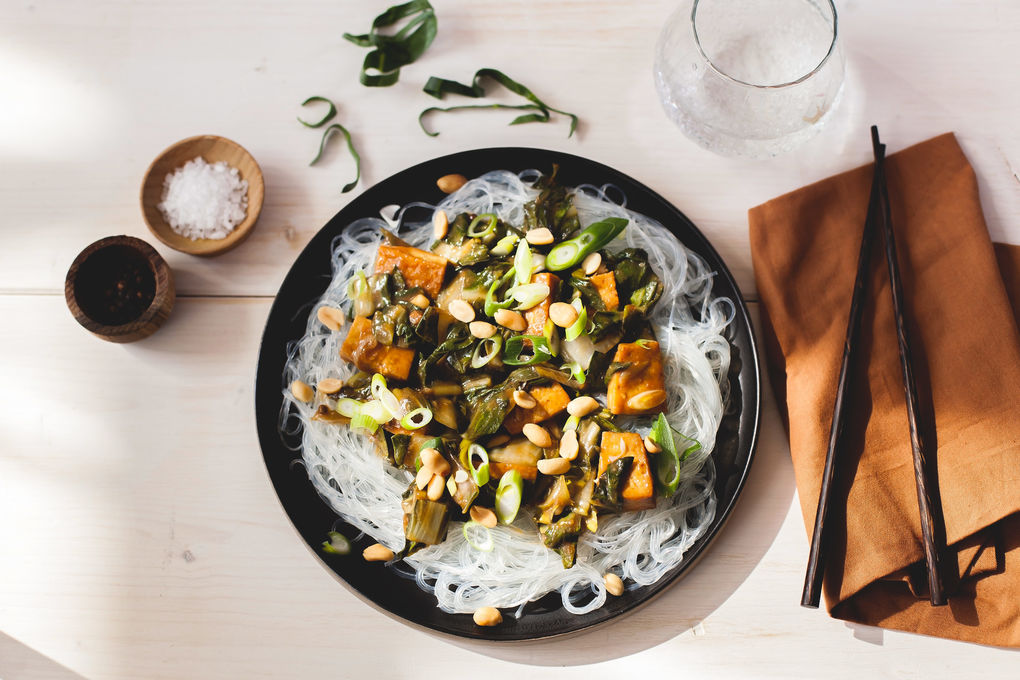 Knuspriger Tofu mit grünem Gemüse und Vermicelli-Glasnudeln