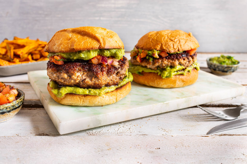 Mexikanischer Burger vom Bio-Rind mit Guacamole und Süßkartoffelpommes