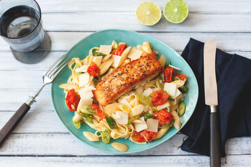 Limetten-Lachs mit Spargeltagliatelle und Kirschtomaten