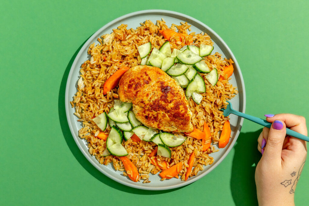 Indonesisches Hähnchen auf Bratreis mit frischem Gurkensalat