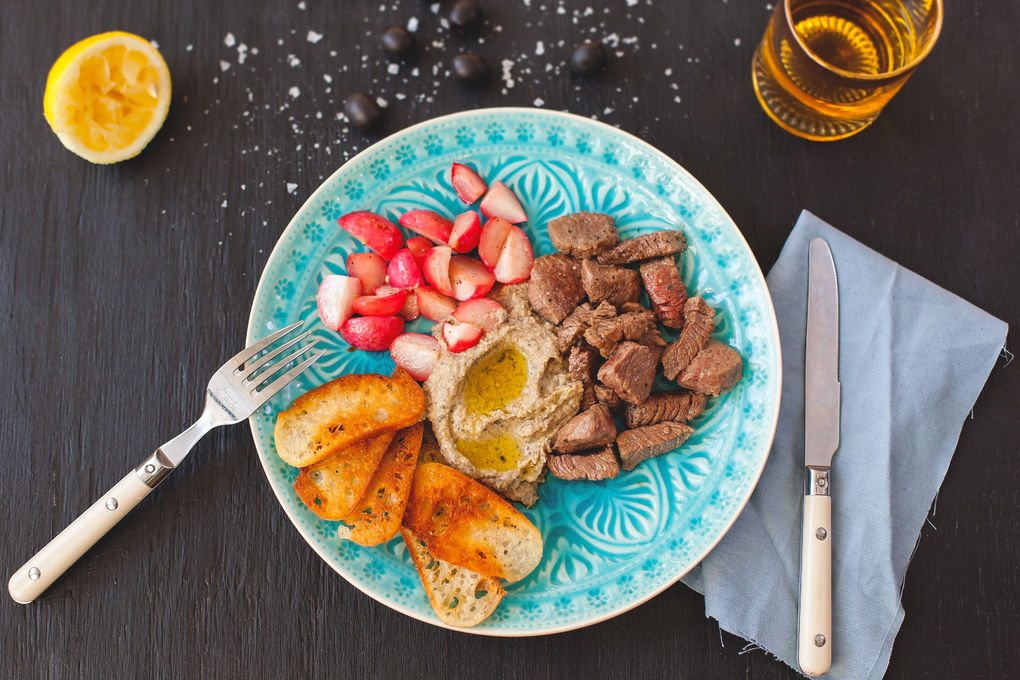 Zartes Lamm mit Hummus und Crostini