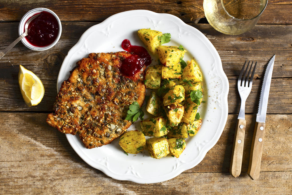 Hähnchenschnitzel in Kürbiskernpanade dazu Kartoffeln mit Zitrone und Petersilie
