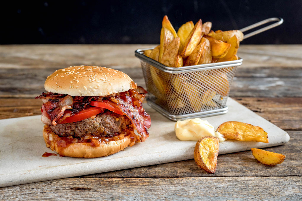 BBQ-Bacon-Burger mit pikanten Kartoffelwedges
