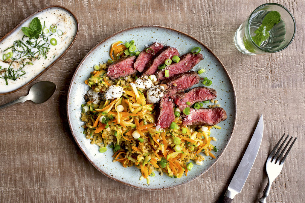 Rindersteak zart gegart auf Gemüse-Bulgur mit frischem Joghurt-Minze-Dip