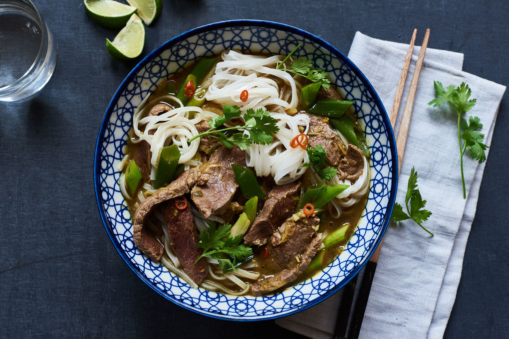 Vietnamesische Rindfleisch-Nudelsuppe mit aromatischen Gewürzen und Koriander