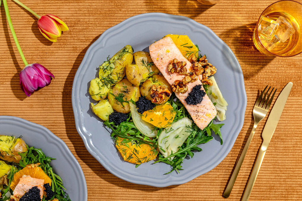 Lachsfilet mit Seealgen-Kaviar & Walnüssen dazu Crushed Potatoes & Fenchel-Orangen-Salat