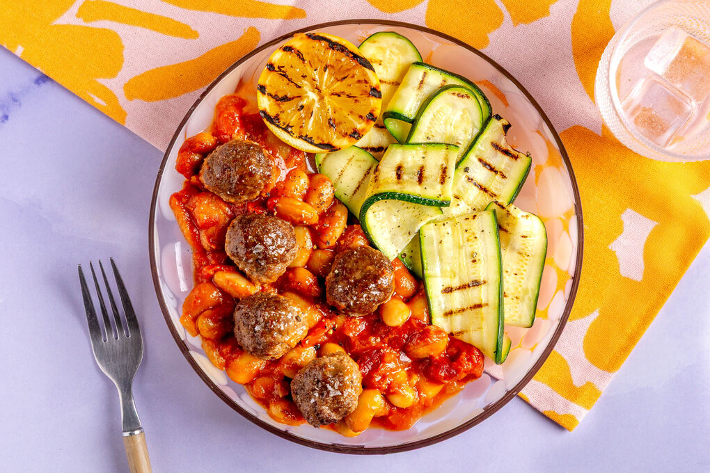 Vegane Albondigas mit Tomaten-Bohnen-Ragout und gegrillter Zucchini mit Zitrone