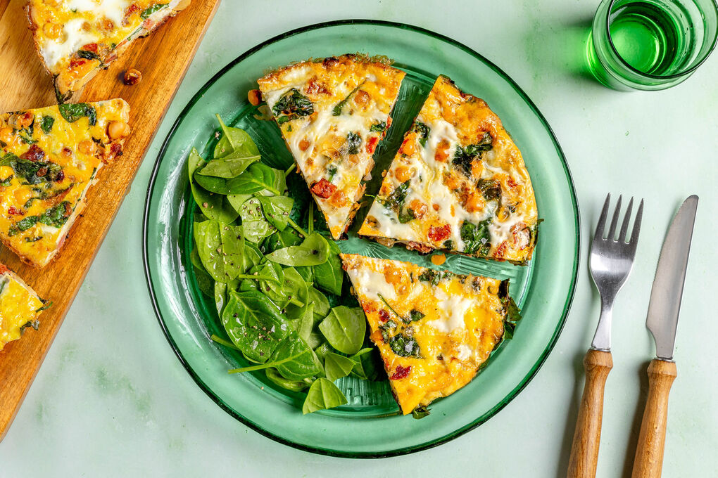 Frittata mit Chorizo und Kichererbsen dazu würziger Spinatsalat