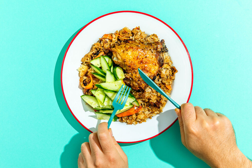 Indonesische Hähnchenkeule auf Bratreis mit frischem Gurkensalat