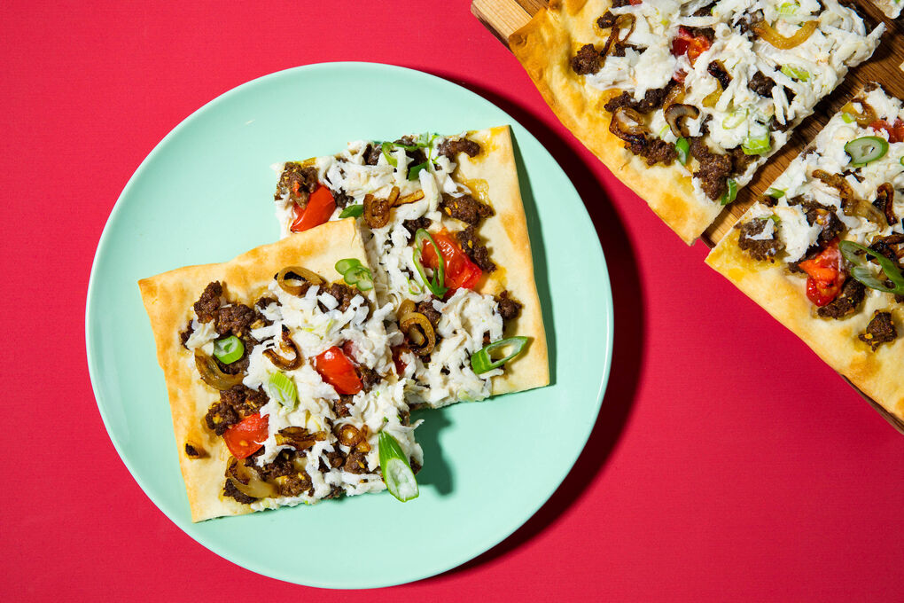 Flammkuchen mit Schawarma-Rinderhack und frischem Knollensellerie-Topping