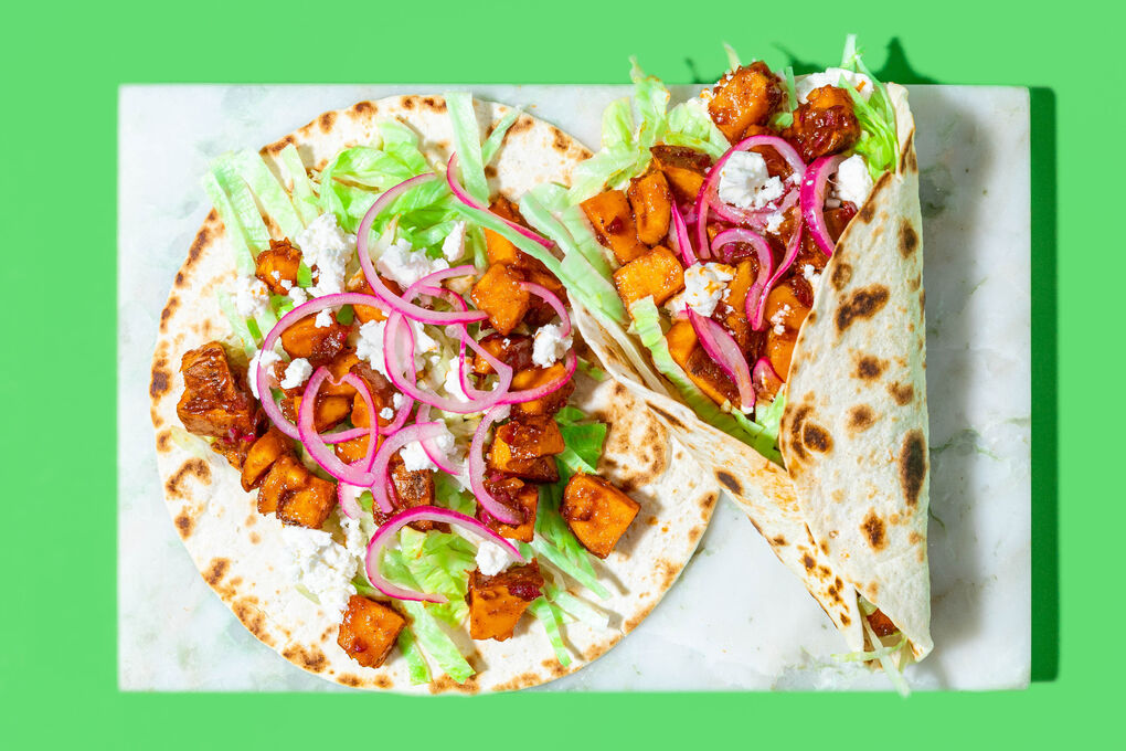 BBQ-Süßkartoffel-Wraps mit Feta mit Salat und eingelegten Zwiebeln